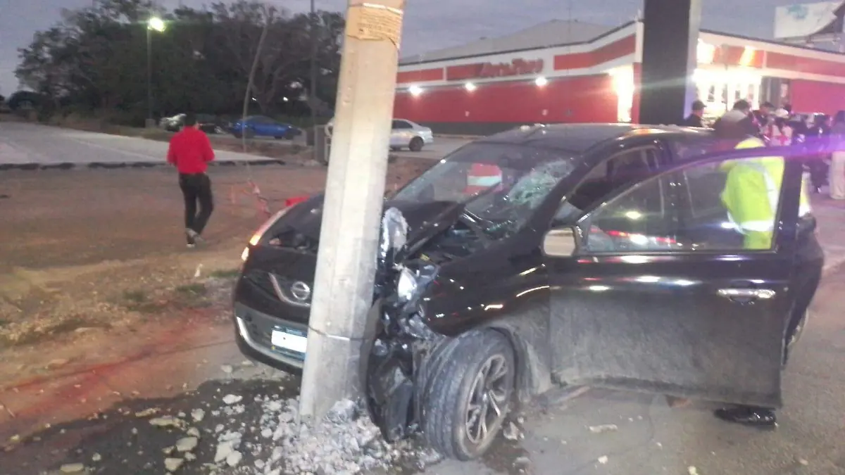 Impacta su automóvil contra un poste en la Avenida Hidalgo Sinarem (1)